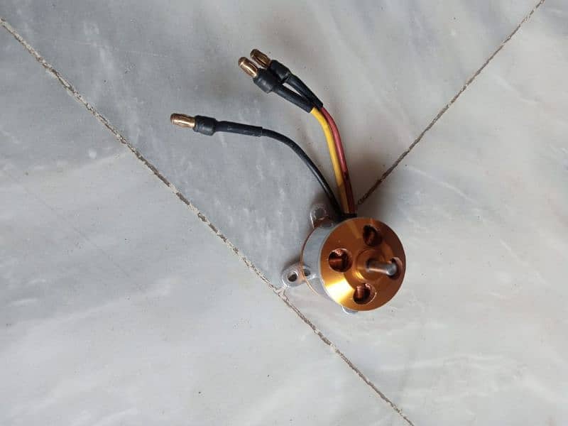 BLDC motor of 1400KV with wings one week used only 6