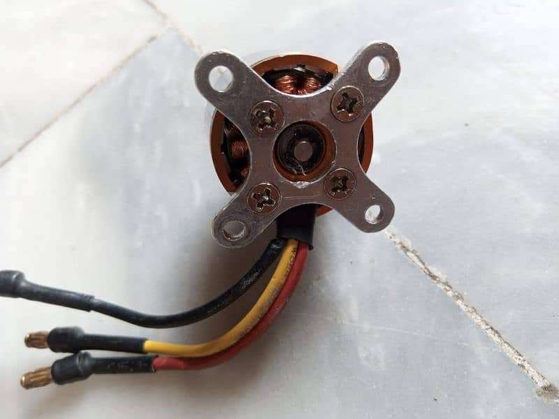 BLDC motor of 1400KV with wings one week used only 7