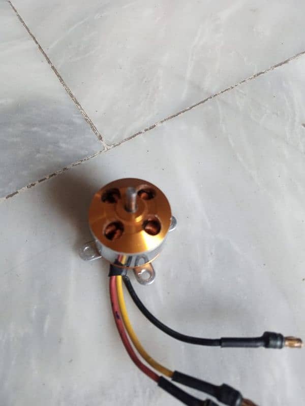 BLDC motor of 1400KV with wings one week used only 11