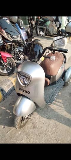 selling new scooty 3 wheels yadiya metro A-7 model