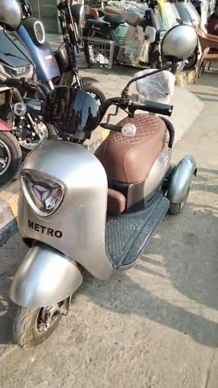 selling new scooty 3 wheels yadiya metro A-7 model 4