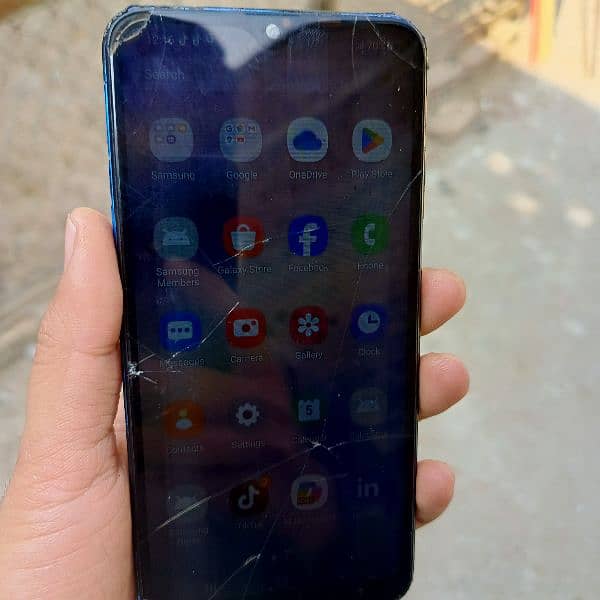 SamsungA10s panal thora sa toota hwa hai par chlta Sara sahi hai. 1