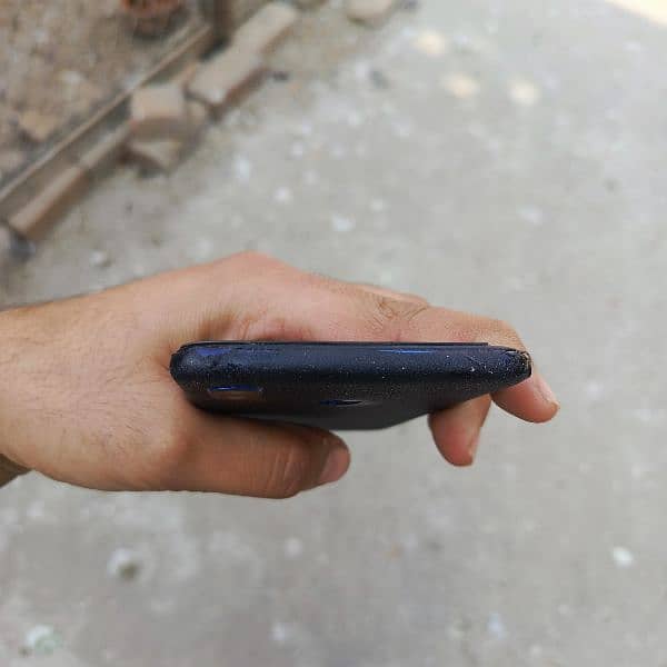 SamsungA10s panal thora sa toota hwa hai par chlta Sara sahi hai. 5