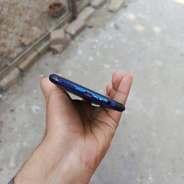 SamsungA10s panal thora sa toota hwa hai par chlta Sara sahi hai. 6