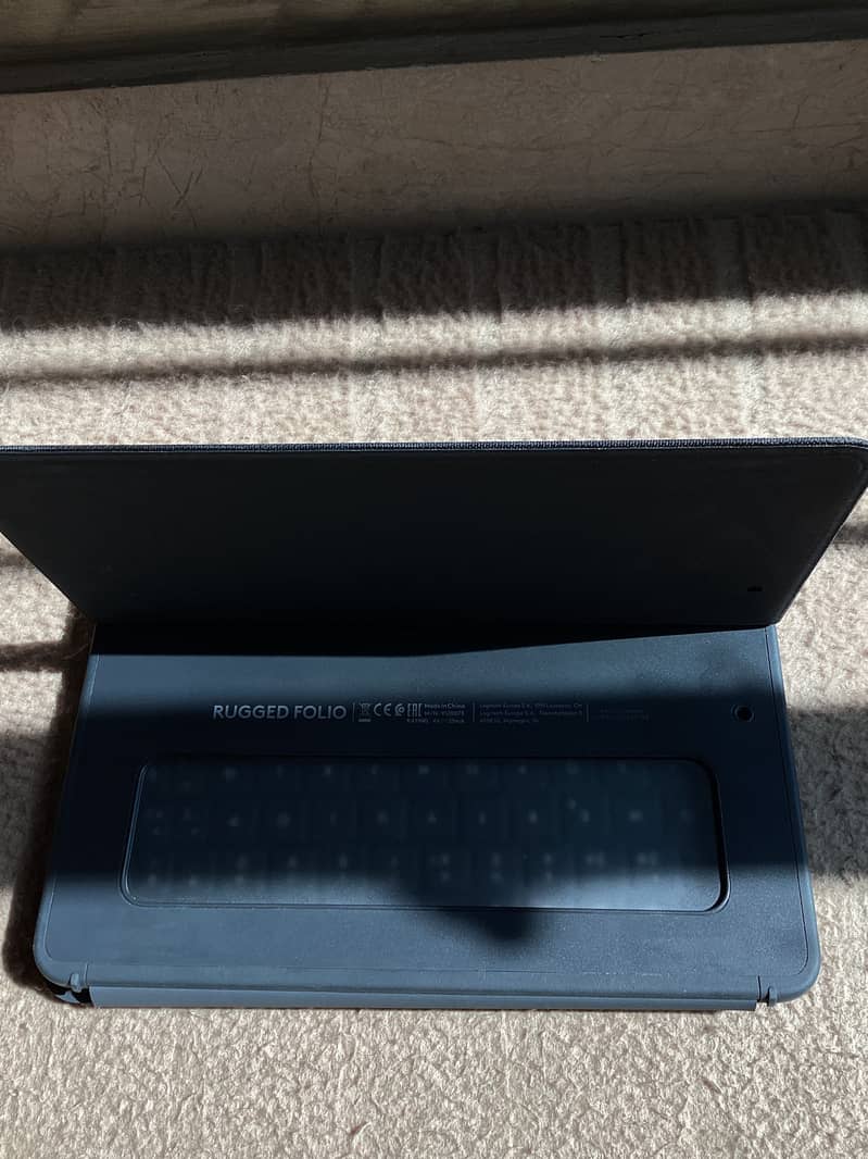 Logitech RUGGED FOLIO Ultra-protective keyboard case w smart connector 2