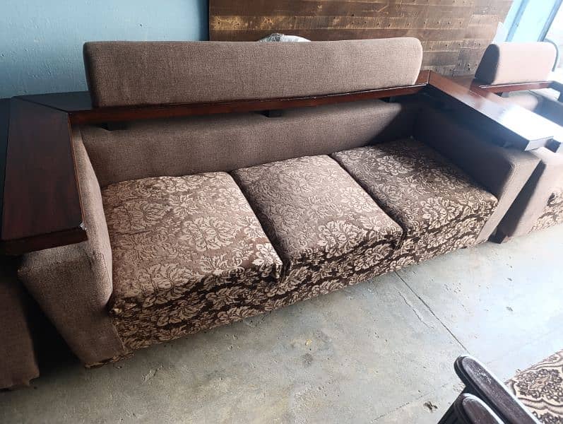 7  seater sofa extra large size in excellent condition 3+2+1+1 15