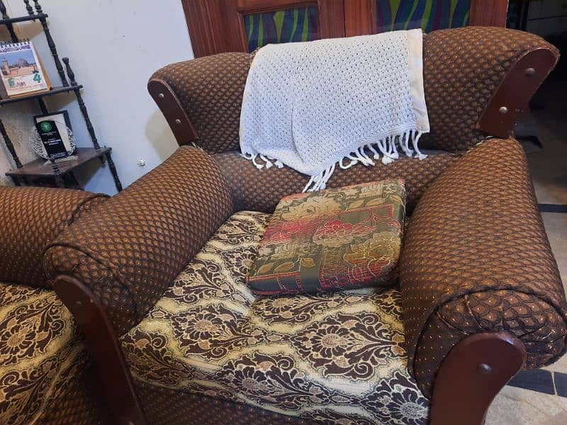 5 seater sofa set little crackling sound fom 3 seater one 2