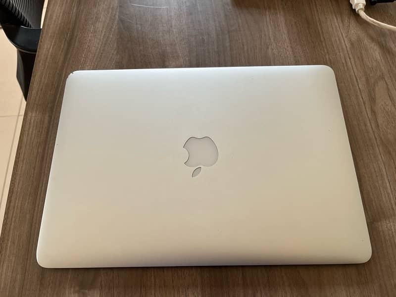 Macbook Air (13 inch, 2017) 1