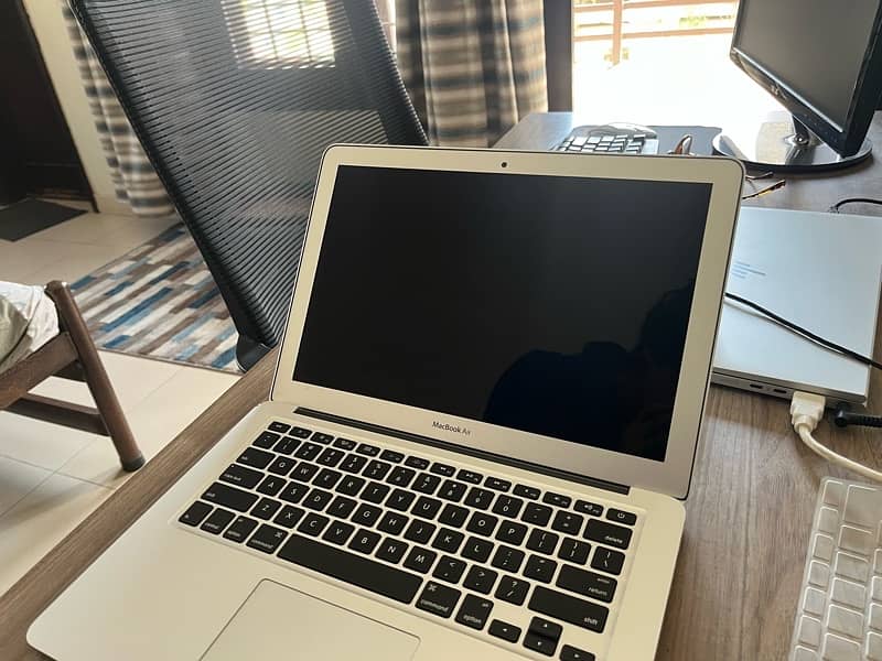 Macbook Air (13 inch, 2017) 3