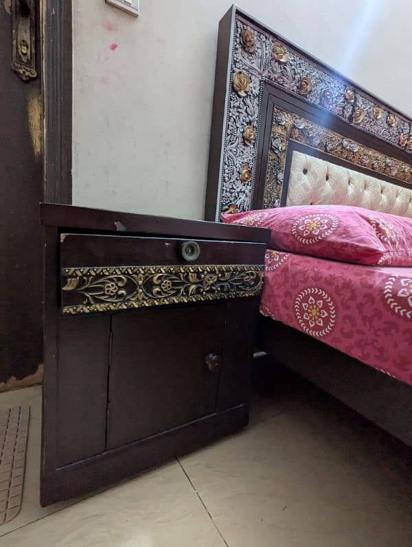 King size bed set with 2 side tables, dressing table and mattress 3