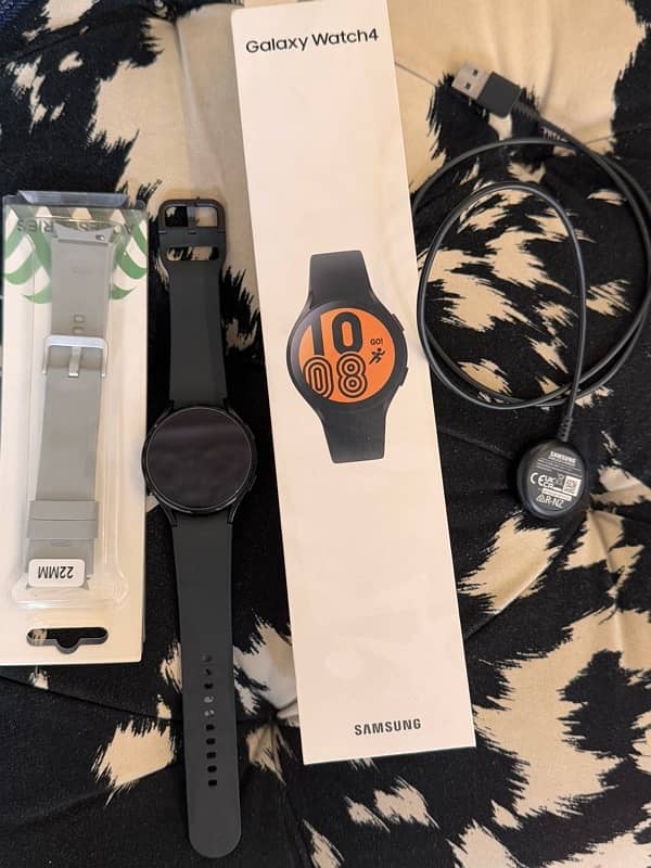 Galaxy Watch 4 44mm with box 1