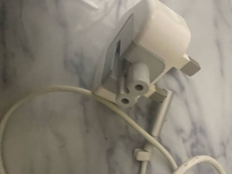 MacBook Pro Orignal adapter 0