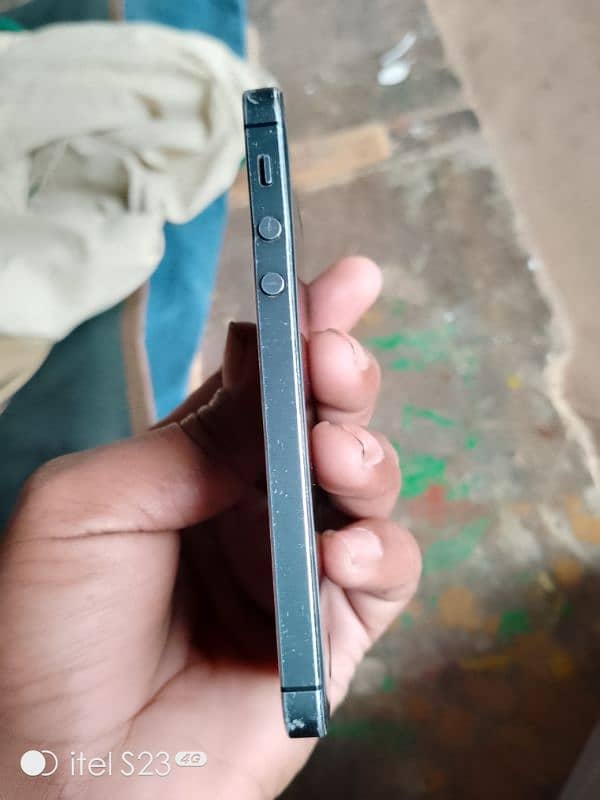 I phone 5 16gb non Pta ha touch break hai working 100% okay hai 4