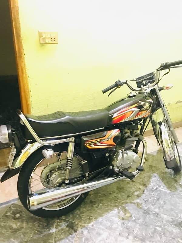 Honda 125 black clr 0