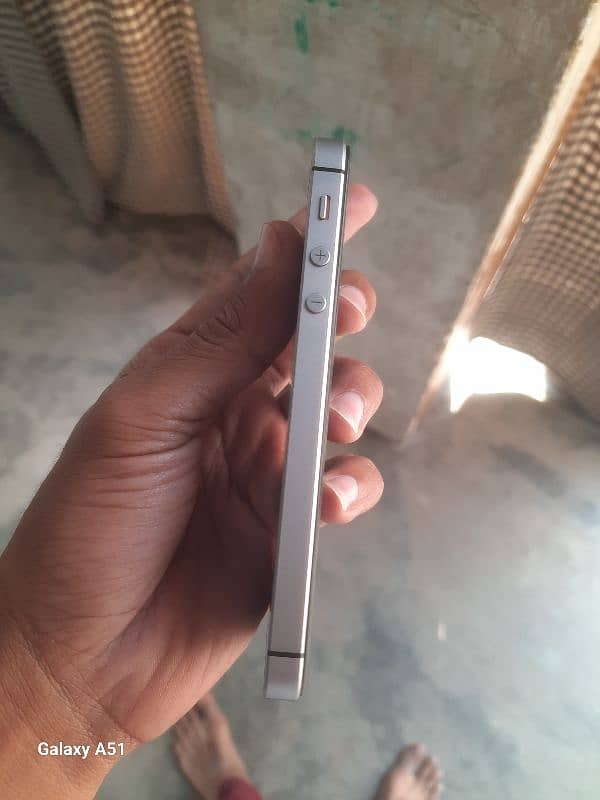 hey I'm selling my iPhone 5se 64gb Non Approved 1