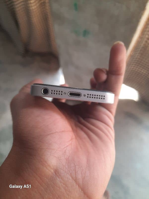 hey I'm selling my iPhone 5se 64gb Non Approved 2