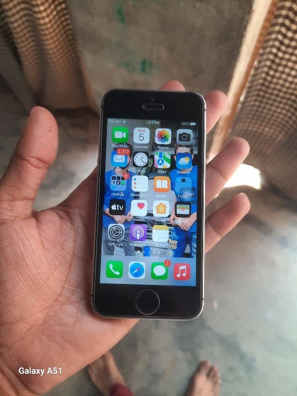 hey I'm selling my iPhone 5se 64gb Non Approved 4