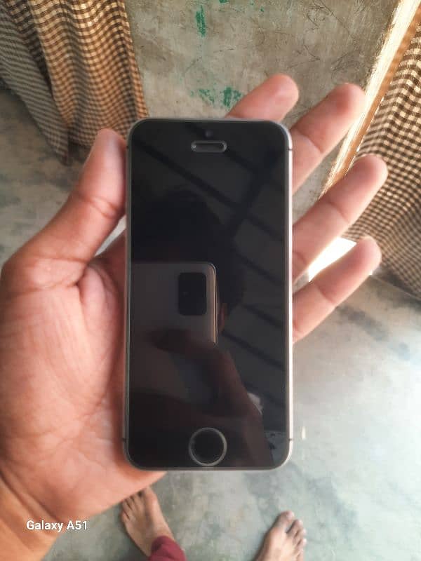 hey I'm selling my iPhone 5se 64gb Non Approved 5