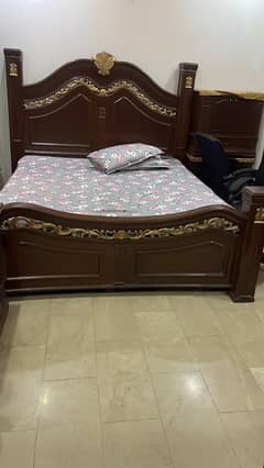 bed set includes bed 2 side tables and one dressing