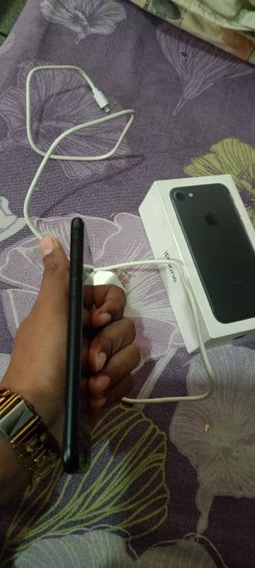 iphone 7 jv with box and charger 2