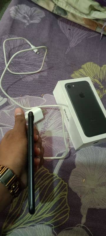 iphone 7 jv with box and charger 3