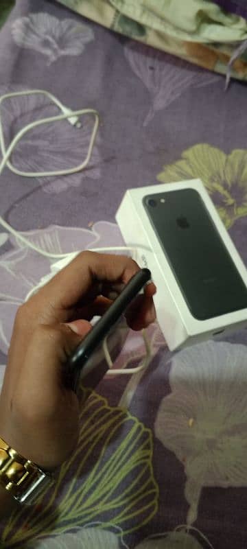 iphone 7 jv with box and charger 4