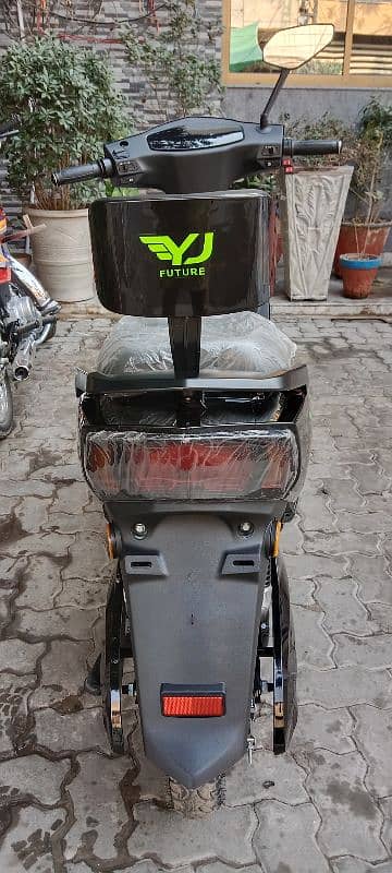 yj future Scooty 7