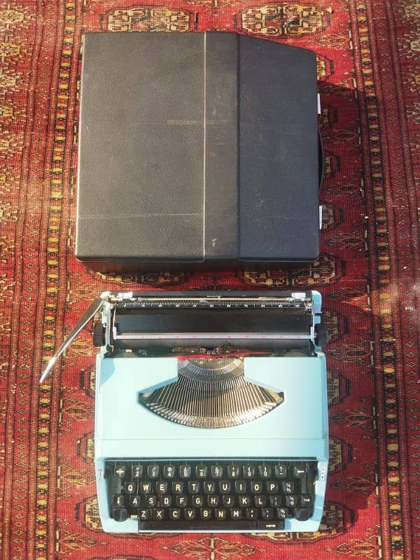 Type Writer  The Silver – Reed SR180 De Luxe 1