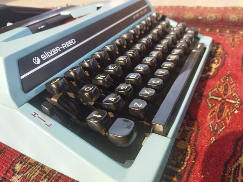 Type Writer  The Silver – Reed SR180 De Luxe 2