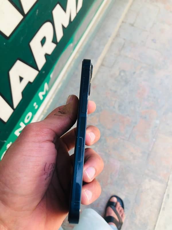 i am selling my iphone 13.10/10 condition 93 health 256 sim working 2