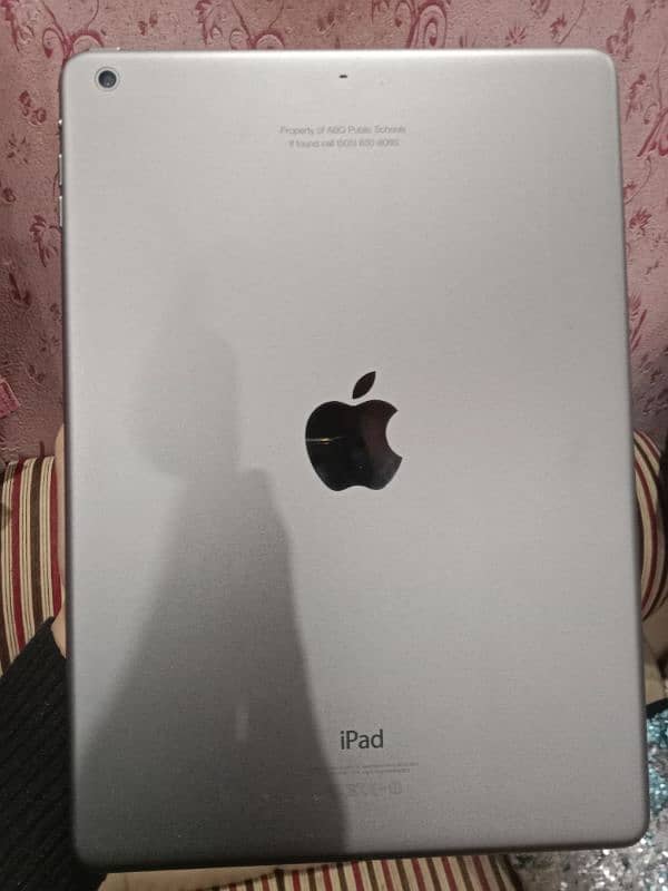 Ipad 2 new condition 10/10 brand new available 32gb with one cover 5