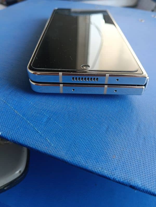 Samsung Galaxy z fold 5 12/256 4