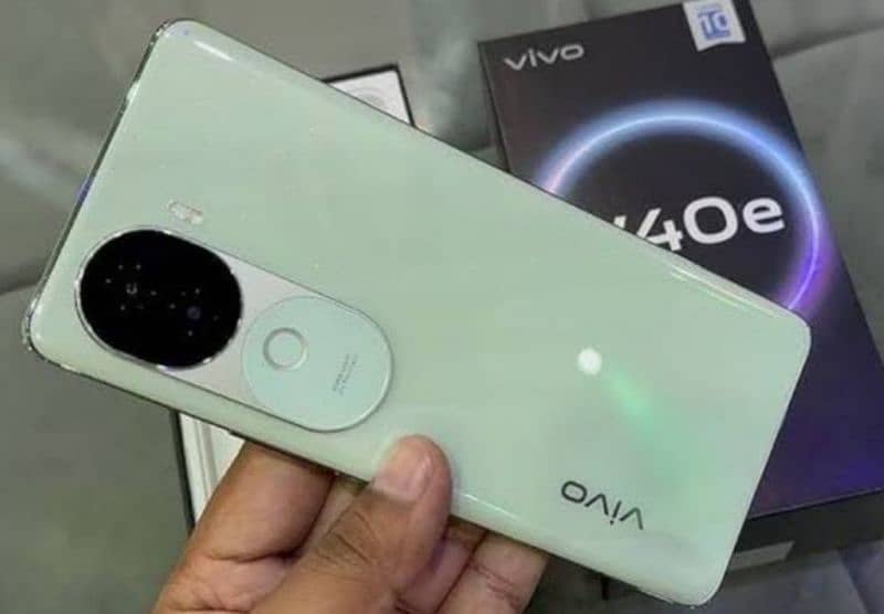 Vivo v40e. 10/10 condition. 7days box open only. original charger, box 2