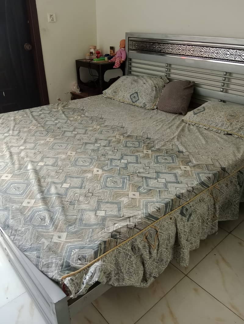 King size bed with mattress 0