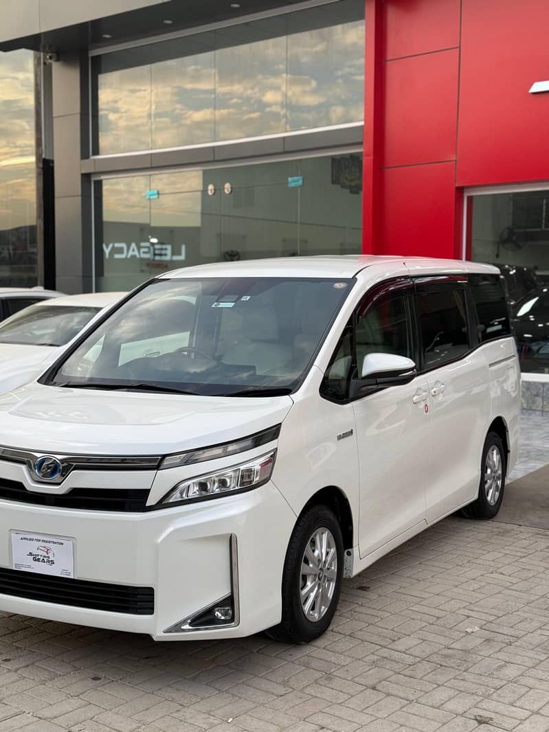 Toyota Voxy 2018 3