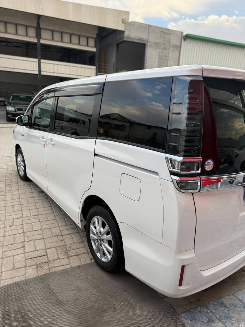 Toyota Voxy 2018 6