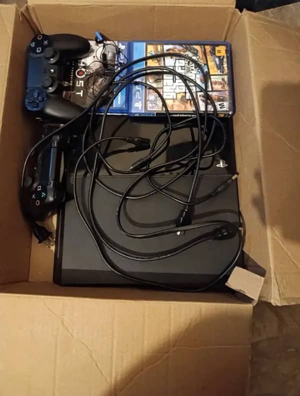 PS4 console original condition import from USA with 9 games and wires 1