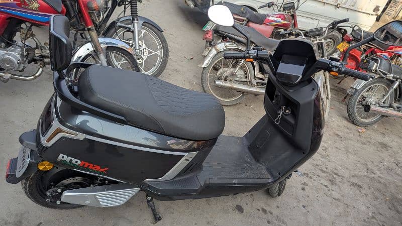 Crown Ev Scooty Pro Max 1