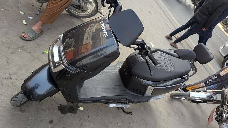 Crown Ev Scooty Pro Max 3