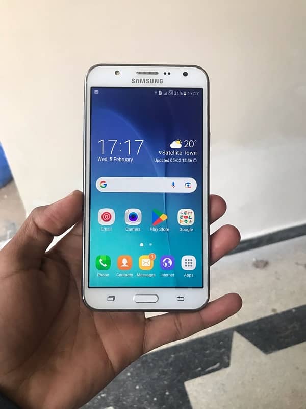 Samsung galaxy j7 with full box brand new condition 1