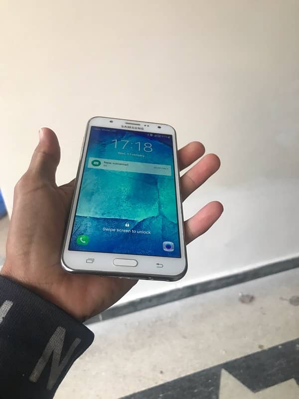 Samsung galaxy j7 with full box brand new condition 8