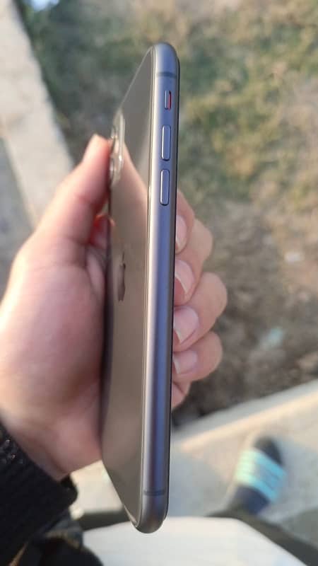 iPhone 11 64gb 10/10 condition 1