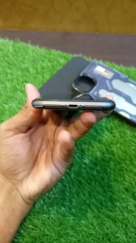 iPhone 11 factory unlocked 2 month sim working 128 gb 6