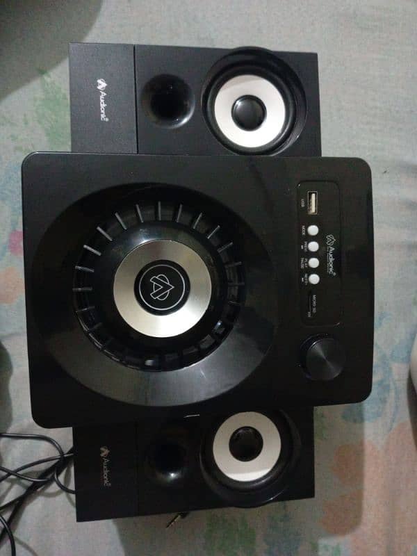 New audionic max 230 speakers 10/10 condation 0