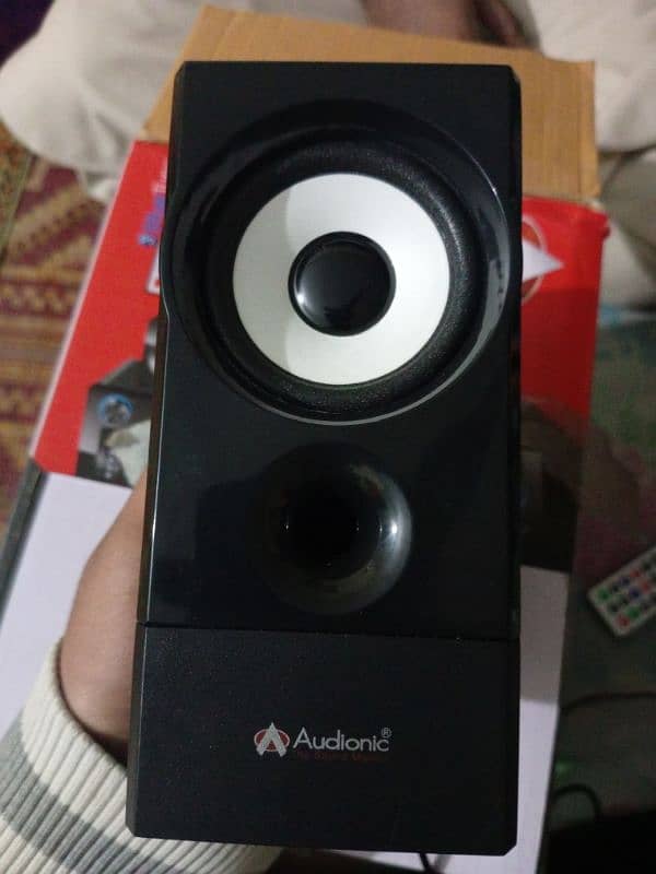 New audionic max 230 speakers 10/10 condation 5