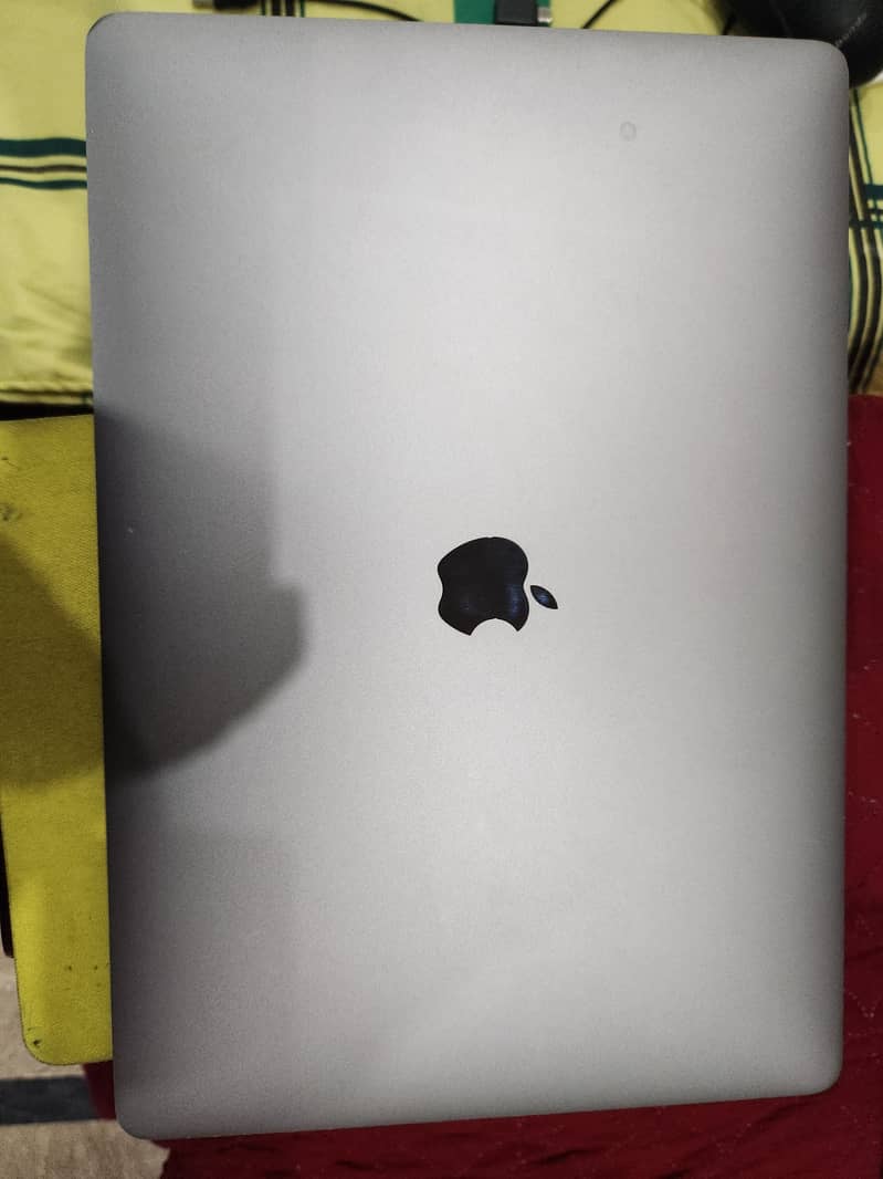 MacBook pro 2018 15.4 inch core i9 CTO 32/512 6 core GPu 4gb graphics 0