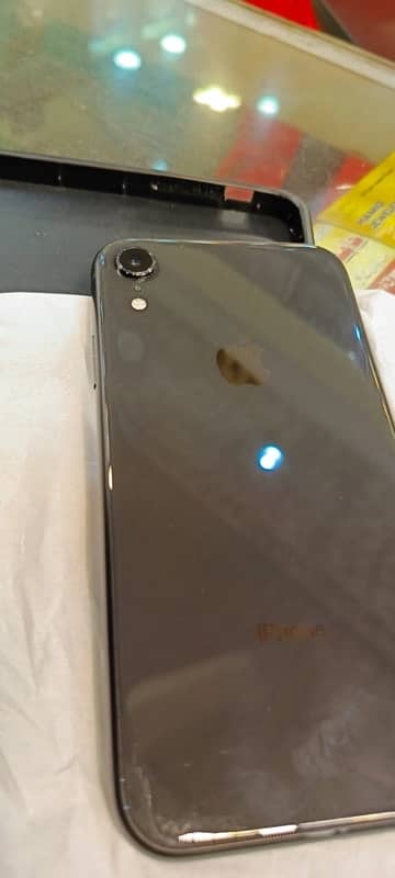 iphone xr factory unlocked 64gb used like new non pta 4