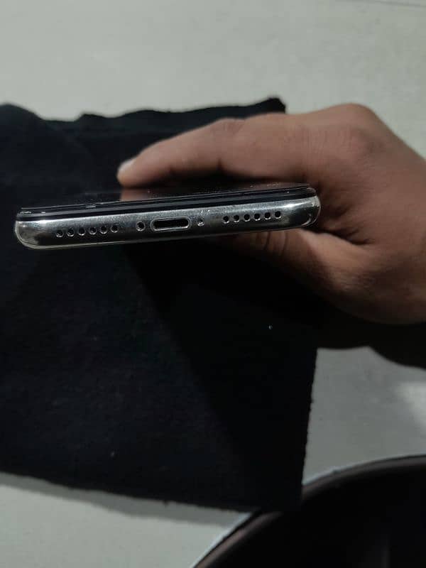 iPhone x 64GB 10by 8 back damange hy 1