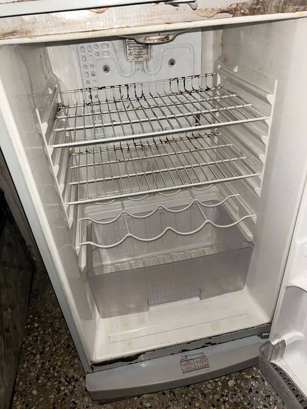 USED FRIDGE ON SALE, GOOD WORKING CONDITION 1