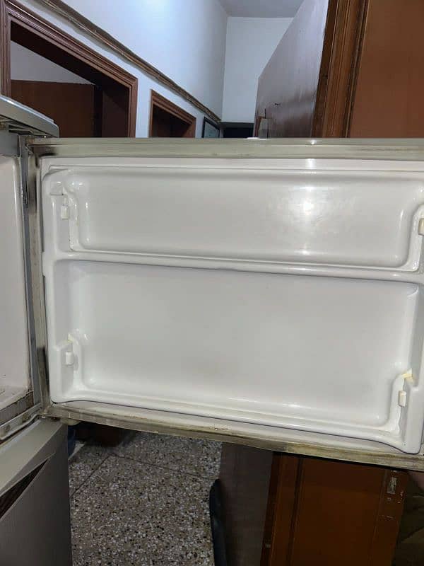 USED FRIDGE ON SALE, GOOD WORKING CONDITION 4